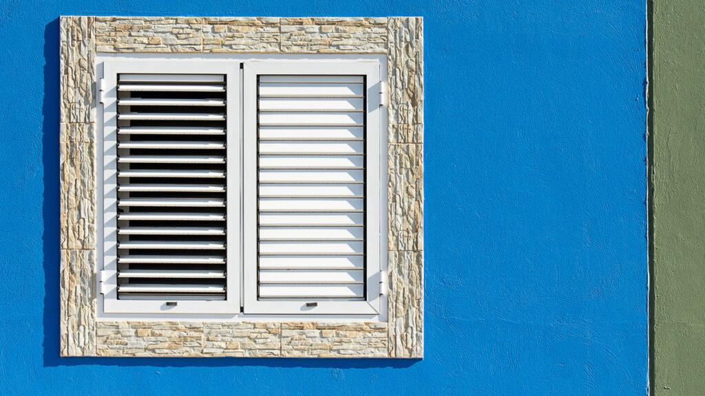 目隠しルーバーが浴室窓の換気・安全・プライバシーを同時に実現